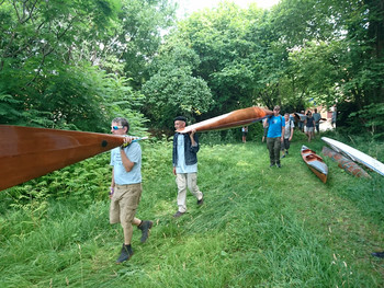 Keine Handbreit Wasser LEADER/CLLD - Menschen tragen als Symbol Boote