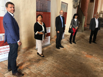 v.l.n.r.: Andreas Brohm (Vorsitzender der LAG Uchte-Tanger-Elbe); Verena Schlüsselburg (Vorsitzende der LAG Mittlere Altmark); Matthias Heinrich, Superintendent des Kirchenkreises Salzwedel; Dr. Elisabeth Rüber-Schütte (kommissarische Landeskonservatorin und Abteilungsleiterin im Landesamt für Denkmalpflege und Archäologie des Landes Sachsen-Anhalt); Dr. Alfred Reichenberger, stellv. Landesarchäologe des Landes Sachsen-Anhalt